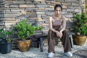 Portrait hübsche Frau in einem Restaurant, Café mit glücklichem Gefühl foto