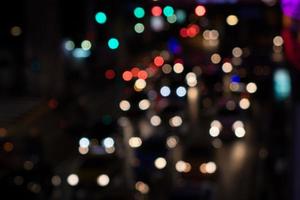 verschwommene defokussierte Lichter des Staus in der Stadt foto