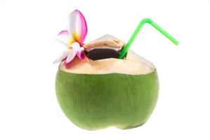 grüne Kokosnüsse mit Trinkhalm auf weißem Hintergrund foto