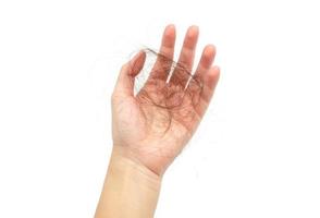Haarausfallproblem mit der Hand auf weißem Hintergrund foto
