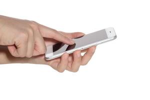 Frauenhand, die Smartphone lokalisiert auf weißem Hintergrund hält foto