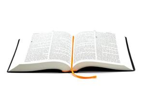 Öffnen Sie das Bibelbuch auf weißem Hintergrund foto