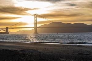 golden gate bridge mit sonnenuntergang hinter dem nordturm in kalifornien foto