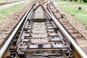 Nahaufnahme von Metall- und Steinzeugeisenbahn mit einer Gabelungskreuzung. foto