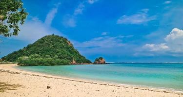 die schönheit des mandalika-strandes auf der insel lombok, indonesien