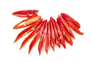 in Scheiben geschnittene rote Chili isoliert auf weißem Hintergrund foto