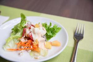 Gesunder Salat aus frischem Gemüse auf weißem Teller zum Verzehr bereit - frisches gesundes Lebensmittelkonzept foto