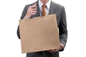 Geschäftsmann hält eine Einkaufstasche isoliert auf weißem Hintergrund. foto
