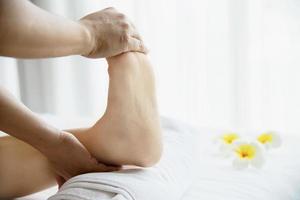 frau, die fußmassageservice von masseurin erhält, nah an hand und fuß - entspannen sie sich im fußmassagetherapie-servicekonzept foto