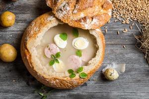 Nahaufnahme der Suppe in Brot mit Eiern serviert foto