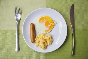 wurst mit eifrühstücksset - frühstückslebensmittelkonzept foto