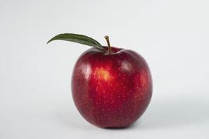 frischer bunter Apfel über grauem Hintergrund - sauberes frisches Obsthintergrundkonzept foto