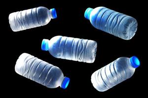 das Konzept des Plastikmülls, der die Welt überschwemmt. ein globus mit nur plastikabfall plastikwasserflasche foto