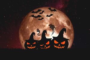 Halloween-Festival-Idee. Geist eines toten Baumes mit dem Mond im Hintergrund.