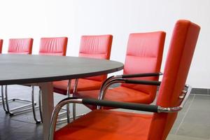 Stühle in einem Konferenzraum foto