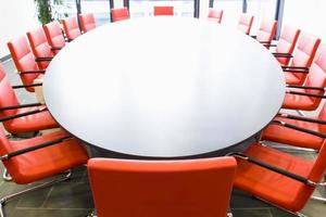 Konferenzraum mit roten Stühlen