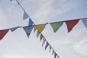 festliche bunte Fahnen am blauen Himmel foto