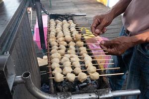 selektiver Fokus auf gegrillte Fleischbällchen mit Bambusspießen und Verkauf auf kulinarischen Festivals foto