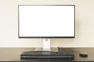 Computer mit weißem Bildschirm auf dem Schreibtisch. foto