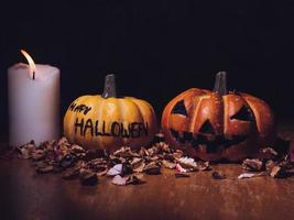 Halloween-Kürbisse mit Kerzenlicht auf dunklem Hintergrund. foto