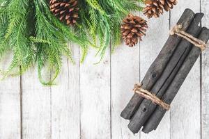 Draufsicht auf Tanne mit Tannenzapfen und Brennholz auf Holztisch, Weihnachtsdekoration Hintergrund foto