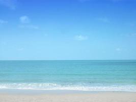 schöner Strand und tropisches Meer. tropische Landschaft foto