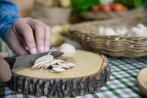 dame kocht frisches champignon-pilzgemüse in der küche - menschen mit gemüsekochkonzept foto