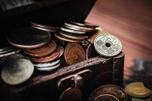 alte Münzen in der Truhe foto
