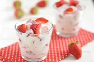 frischer Erdbeerjoghurt foto