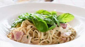 Spaghetti Carbonara Rezept - berühmtes italienisches Gericht für Hintergrundzwecke foto