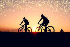 Mann, der Mountainbike-Abenteuer und Reiseideen reitet foto