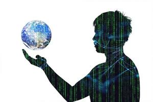 konzept der kommunikationstechnologie und internetvernetzung. Silhouette eines Mannes mit einem Globus in der Hand foto