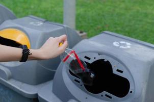 hand junge frau, die flasche plastikmüll hält. das recycling von abfall hilft, die umweltverschmutzung durch die globale erwärmung zu reduzieren. foto