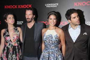 los angeles, 7. oktober - ana de armas, keanu reeves, lorenza iszo, eli roth bei theknockknock foto