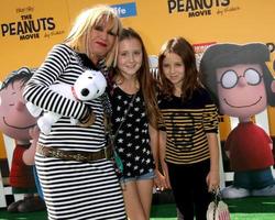 los angeles, nov 1 - betsy johnson, enkelkinder bei der los angeles-premiere des peanuts-films im village theater am 1. november 2015 in westwood, ca foto