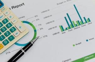 geschäftsdokumente diagramm und grafik finanzstatistik mit pen.paperwork bericht diagramm investitions- und analyseinformationen buchhaltung marketingplankonzept. foto