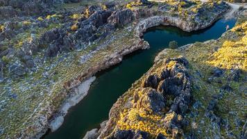 Luftaufnahme des Wasserlochs foto