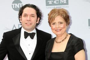 los angeles, 9. juni - gustavo dudamel, deborah borda bei der gala tribute to john williams am 44. life Achievement award des american film institute im dolby theater am 9. juni 2016 in los angeles, ca foto