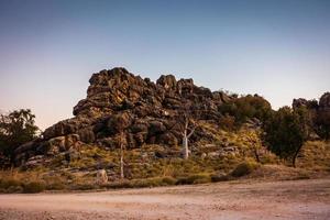 Boabs unter den Felsen foto