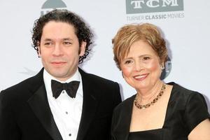 los angeles, 9. juni - gustavo dudamel, deborah borda bei der gala tribute to john williams am 44. life Achievement award des american film institute im dolby theater am 9. juni 2016 in los angeles, ca foto