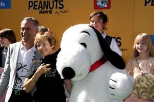 los angeles, nov 1 - steve martino, jean schultz, snoopy bei der los angeles premiere des peanuts filmes im village theater am 1. november 2015 in westwood, ca foto