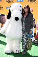 Los Angeles, 1. November - Snoopy, Kate Linder bei der Premiere des Peanuts-Films in Los Angeles im Village Theatre am 1. November 2015 in Westwood, ca foto