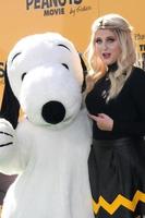 Los Angeles, 1. November - Meghan Trainor, Snoopy bei der Premiere des Peanuts-Films in Los Angeles im Village Theatre am 1. November 2015 in Westwood, ca foto