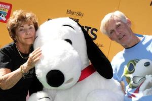 Los Angeles, 1. November - Jean Schultz, Snoopy, Craig Schulz bei der Premiere des Peanuts-Films in Los Angeles im Village Theatre am 1. November 2015 in Westwood, ca foto