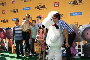 Los Angeles, 1. November - Christopher Gorham, Familie, Freund bei der Premiere des Peanuts-Films in Los Angeles im Village Theatre am 1. November 2015 in Westwood, ca foto