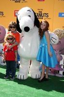 los angeles, 1. nov - august maturo, sein ozean maturo, francesca capaldi bei der los angeles-premiere des peanuts-films im village theater am 1. november 2015 in westwood, ca foto