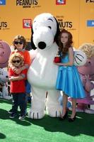 los angeles, 1. nov - august maturo, sein ozean maturo, francesca capaldi bei der los angeles-premiere des peanuts-films im village theater am 1. november 2015 in westwood, ca foto