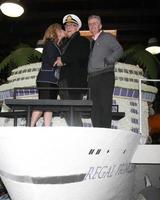 los angeles, 30. dezember - jill whelan, gavin macleod, fred grandy in der original-besetzung des loveboats schmückt die rosenparade der prinzessinnenkreuzfahrten in einem rosemont-pavillon am 30. dezember 2014 in pasadena, ca foto