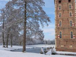 Winterzeit auf einem Schloss in Deutschland foto