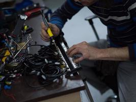 Industriearbeiter löten Kabel von Fertigungsanlagen in einer Fabrik. selektiver Fokus foto